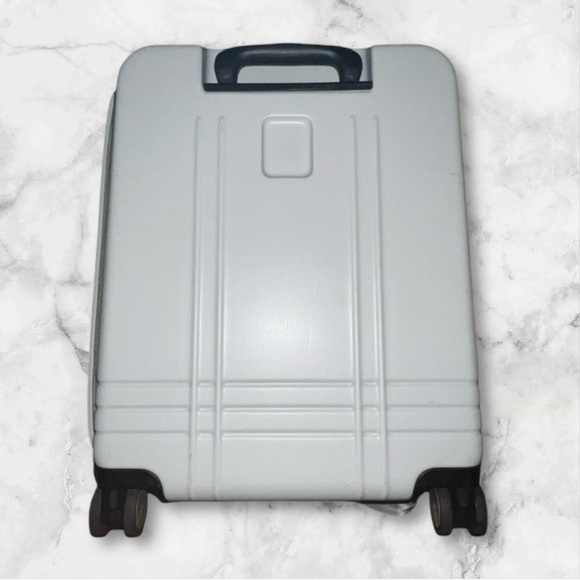 Roam Expandable Large Carry-On Luggage Suitcase - Picture 3 of 7